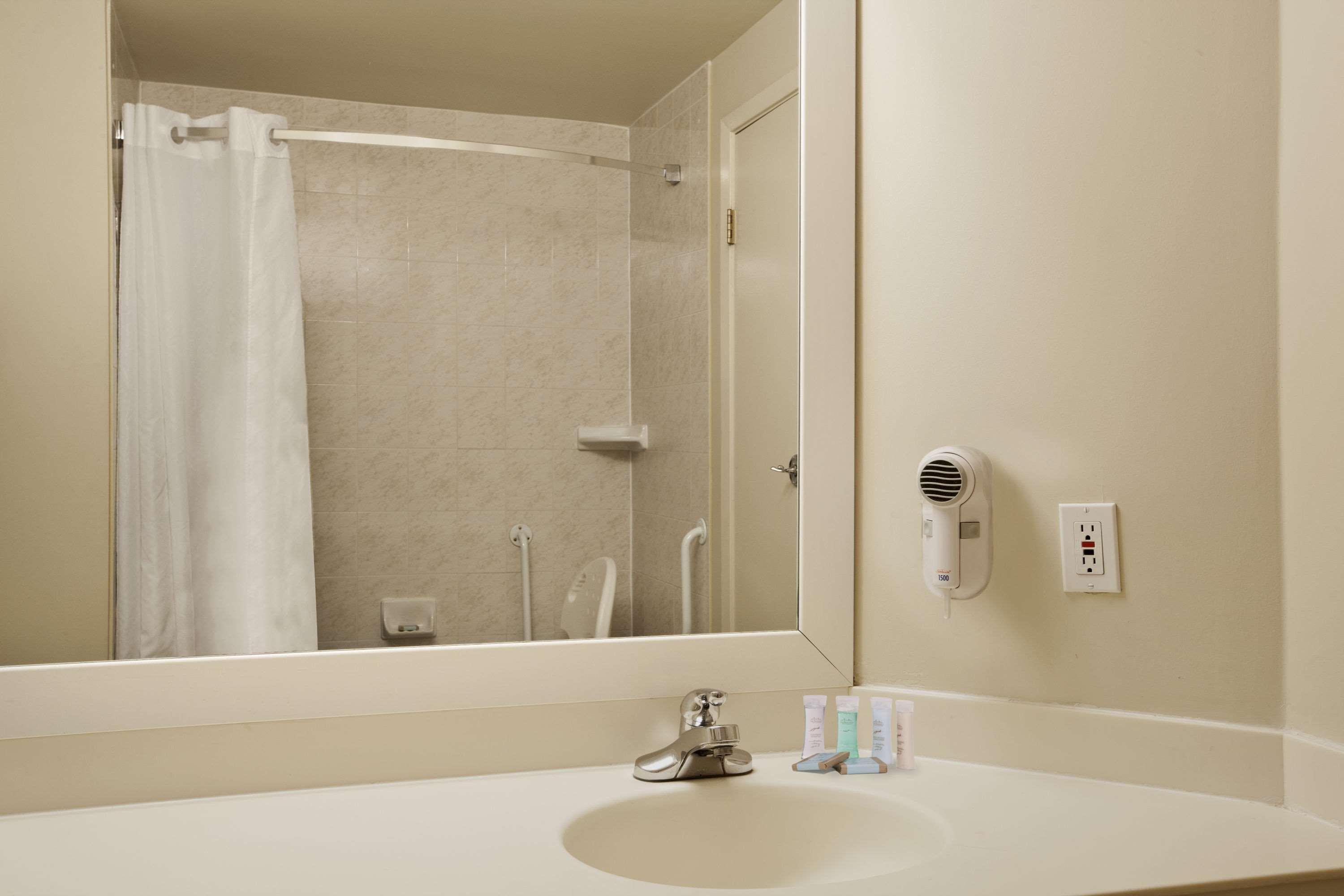 Travelodge By Wyndham Ottawa West Exteriör bild