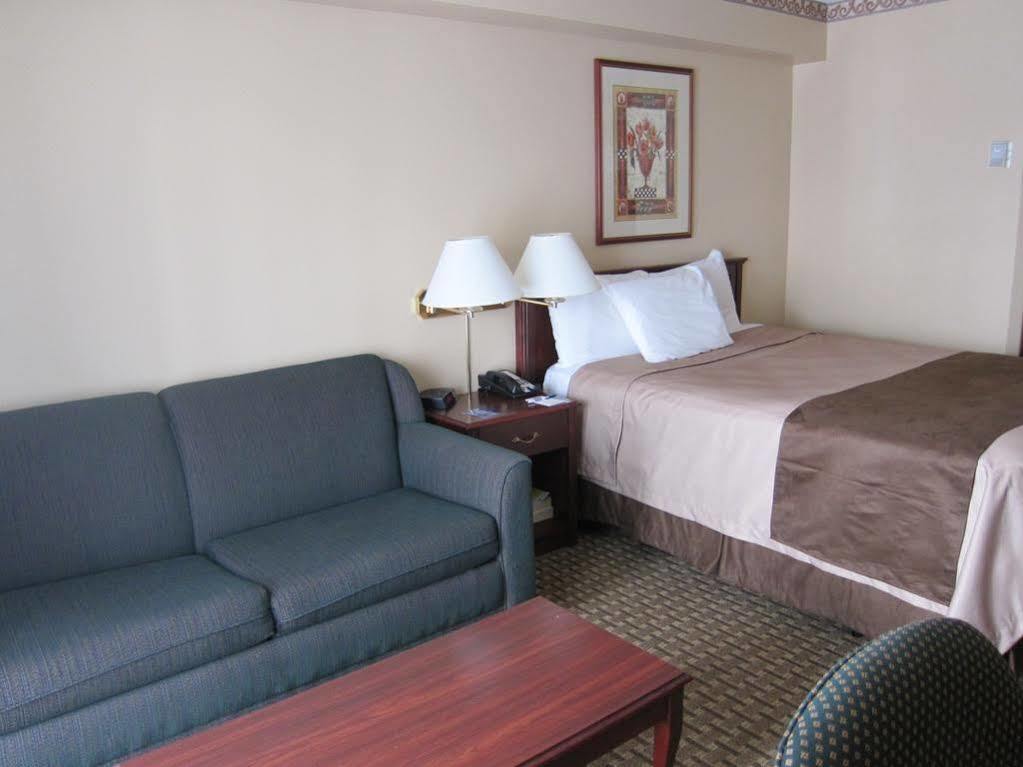 Travelodge By Wyndham Ottawa West Exteriör bild
